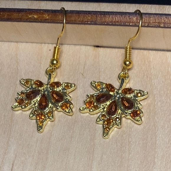 NEW Maple Leaf Earrings - Picture 1 of 5